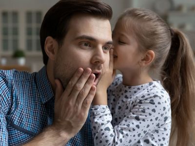 Μαθαίνουν ότι θα γίνουν μπαμπάδες με τους πιο ευφάνταστους τρόπους (vid)