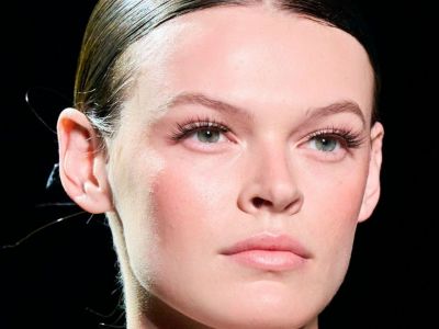 W Blush: Το hack με το ρουζ για ηλιοκαμένη λάμψη στην επιδερμίδα