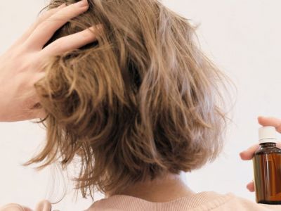 10 φυσικοί και οικολογικοί τρόποι για την κάλυψη των λευκών μαλλιών