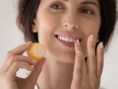 Ενυδάτωση χειλιών το καλοκαίρι: Τρεις συνταγές για σπιτικά lip balms