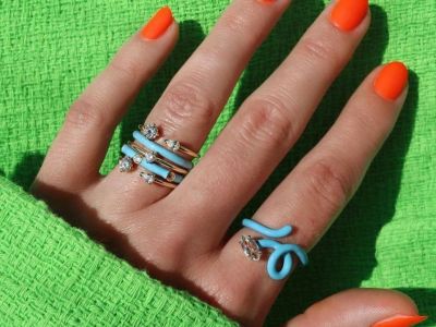 Neon nails: Το πιο funky μανικιούρ που μπορείς να κάνεις στις καλοκαιρινές διακοπές