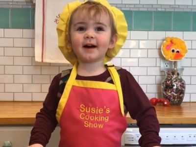 Δίχρονο κοριτσάκι φτιάχνει σοκολατένιο κέικ και τρελαίνει το διαδίκτυο