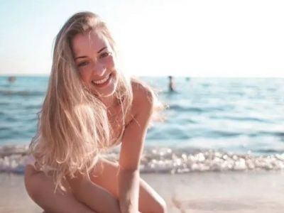 Πολύτιμα tips για να παραμείνει λαμπερό το χρώμα των βαμμένων μαλλιών σου όλο το καλοκαίρι