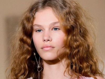 Φριζάρισμα: Τι ακριβώς συμβαίνει στα μαλλιά σου στο νησί;