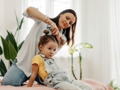 Tips για μαμάδες: Nα γιατί πρέπει να πλένουμε τις βούρτσες μαλλιών μας