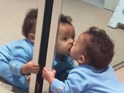 Μωρά βλέπουν τον εαυτό τους στον καθρέφτη και οι αντιδράσεις τους είναι απλά ξεκαρδιστικές