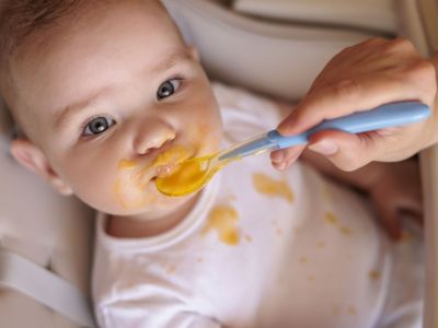 Βρεφική διατροφή: Επτά τροφές που δεν κάνει να τρώνε τα μωρά