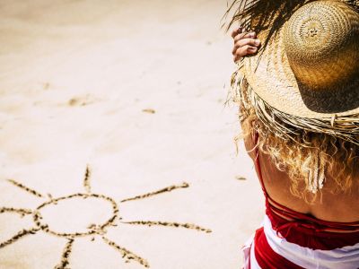 Ομορφιά για μαμάδες: Πέντε τρόποι να φροντίσετε τα μαλλιά σας μετά τη θάλασσα