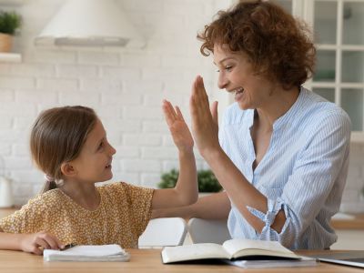 Έπαινος: Ποιος είναι ο σωστός τρόπος να επαινείτε τα παιδιά σύμφωνα με την επιστήμη
