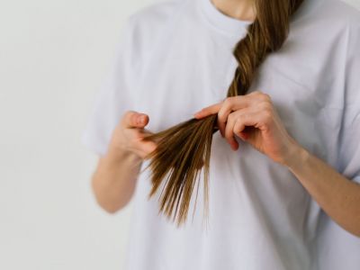 Λιπαρά μαλλιά: Πόσο συχνά πρέπει να τα λούζετε