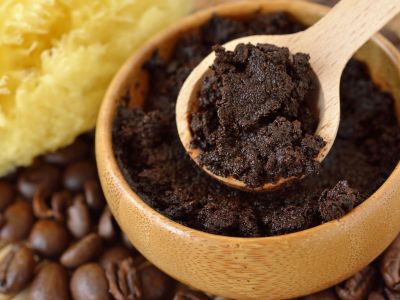 Ομορφιά για μαμάδες: Τρεις σπιτικές μάσκες μαλλιών με καφέ