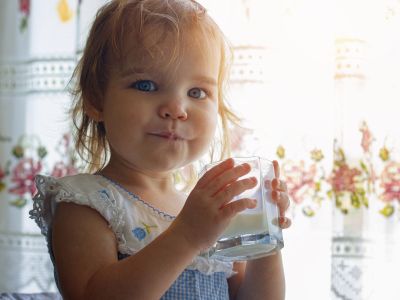 Διατροφή παιδιού: Mέχρι ποια ηλικία είναι καλό τα παιδιά να πίνουν γάλα;