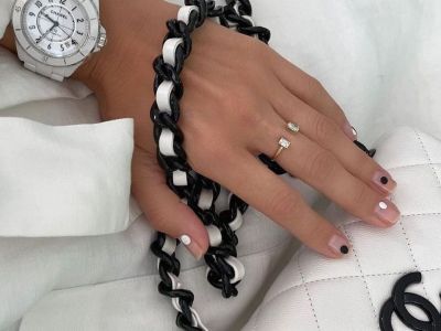 Μαυρόασπρα νύχια: Το πιο κομψό μανικιούρ για τη μετάβαση από το καλοκαίρι στο φθινόπωρο