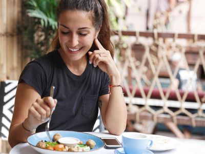 Πέντε τροφές που πρέπει να αποφεύγετε όταν προσπαθείτε να μείνετε έγκυος
