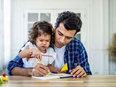 Πέντε εύκολοι τρόποι να εμπλακούν οι μπαμπάδες στην εκπαίδευση του παιδιού