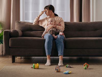 Το «μητρικό ένστικτο» είναι ένας μύθος και οι γονείς δυσκολεύονται εξαιτίας του