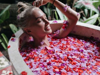 Ice bath: Πώς θα κάνεις το πιο απολαυστικό μπάνιο που χαρίζει σύσφιξη στο δέρμα & ευεξία