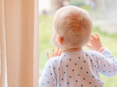 Μωράκι δεν το κουνάει από την πόρτα αν δεν γυρίσει ο μπαμπάς του από τη δουλειά