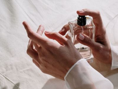 Να τι συμβαίνει όταν ψεκάζεις με άρωμα τα ρούχα σου