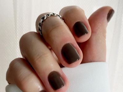 Σήμερα θέλουμε chocolate brown nails γιατί η σοκολάτα έχει «θέση» και στα νύχια μας