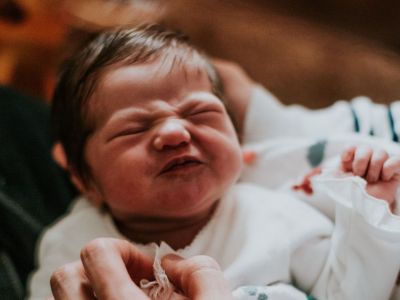 Τα μαλλιά του νεογέννητου: Πότε πέφτουν και πότε βγαίνουν ξανά