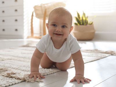 Γιατί το μωρό μπουσουλάει προς τα πίσω;