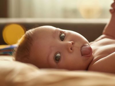 Γιατί το μωρό μπαινοβγάζει τη γλώσσα του στο στόμα συνέχεια; Τι να προσέξετε