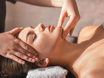 Μασάζ προσώπου: Τα χαλαρωτικά οφέλη, η διέγερση του λεμφικού και η μείωση των ρυτίδων