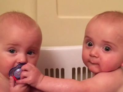 «Μάχη» για μία πιπίλα – Δίδυμα μωρά σε ένα ξεκαρδιστικό βίντεο