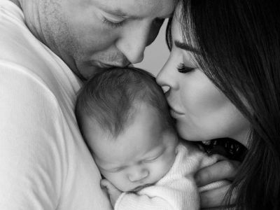 Η πρώτη οικογενειακή φωτογραφία – Γονείς ποζάρουν με τα νεογέννητα μωρά τους