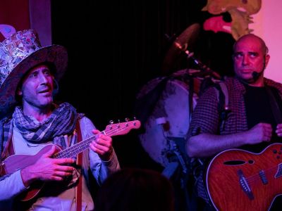 «Μια τρελή τρελή Αλφαβήτα»: Ο Άνθρωπος Ορχήστρα και ο Αλφαβητούλης σε απίθανες περιπέτειες