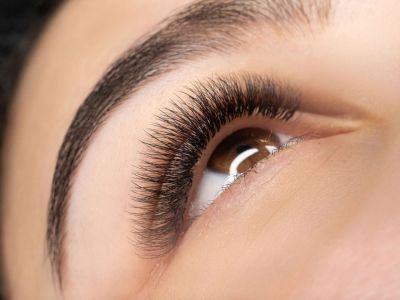 Extensions βλεφαρίδων: Οι τεχνικές, το κόστος & οι χρήσιμες συμβουλές για να διατηρηθούν περισσότερο