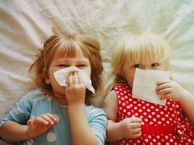 Πώς να μάθετε στο παιδί να φυσάει τη μύτη του