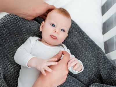 Γιατί το μωρό μασάει τη γλώσσα του και τι να κάνετε