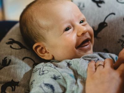 Νέα έρευνα: Πώς επηρεάζει η διάθεση της μαμάς τη γλωσσική ανάπτυξη του μωρού;