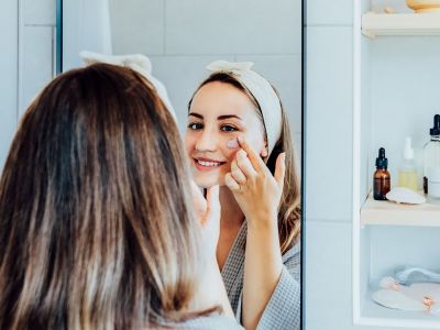 Ομορφιά για μαμάδες: Τέσσερις σπιτικές μάσκες με μέλι για λαμπερή επιδερμίδα