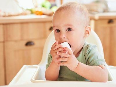 Γιατί το μωρό βάζει ό,τι πιάνει στο στόμα του;