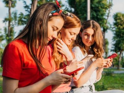 Η αργκό των νέων που «τρελαίνει» τους γονείς : Τι σημαίνει η λέξη «φλεξάρω»;