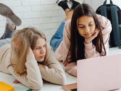 Η αργκό των νέων που «τρελαίνει» τους γονείς: Τι σημαίνει η λέξη «cringe»;