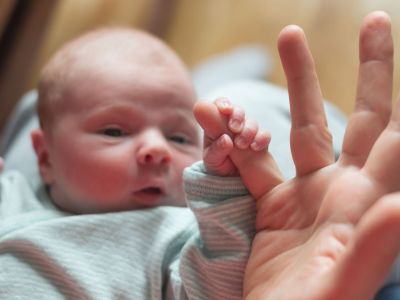 Το αντανακλαστικό του δραγμού: Γιατί είναι σημαντικό για την ανάπτυξη του μωρού