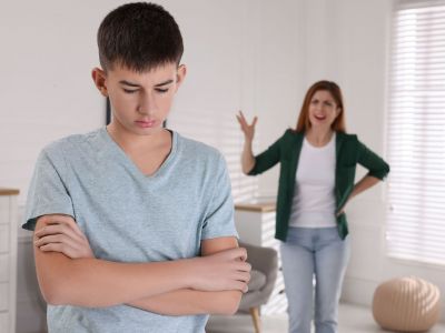 Πέντε τρόποι με τους οποίους οι γονείς αυξάνουν άθελά τους το άγχος των εφήβων