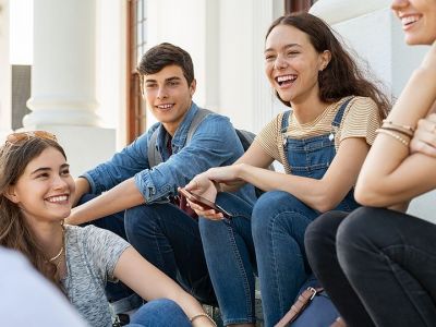 Η αργκό των νέων που «τρελαίνει» τους γονείς: Τι σημαίνει η λέξη «σπαμάρω»;