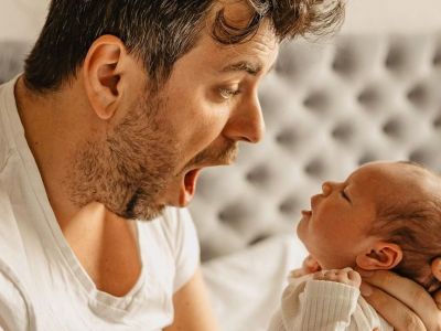 Μπαμπάδες φωτογραφίζονται με τα νεογέννητα μωρά τους αγκαλιά