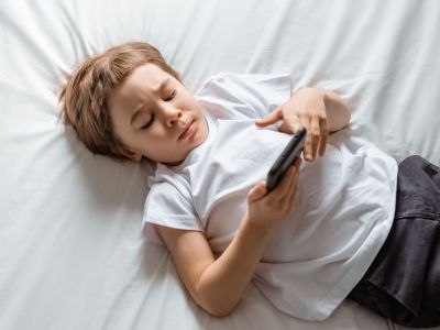 Χρειάζεται πραγματικά κινητό ένα 11χρονο παιδί; - Τι απαντά μια μαμά