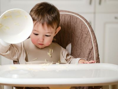 Πετάει το μικρό σας φαγητό στο πάτωμα; Πώς θα το σταματήσετε