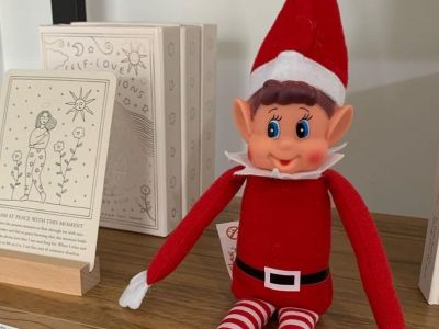 Elf on the Shelf: Η χριστουγεννιάτικη παράδοση που ήρθε για να μείνει