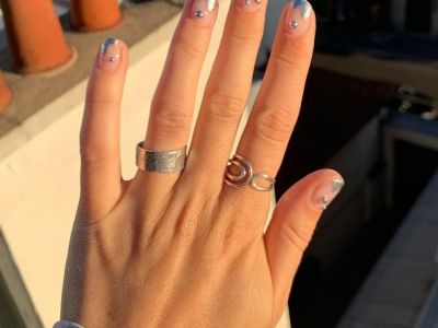 Άσε το χρυσό και πες «ναι» στα silver nails τα Χριστούγεννα