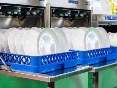 Τρώτε συχνά έξω; Οι κίνδυνοι από τα επαγγελματικά πλυντήρια πιάτων