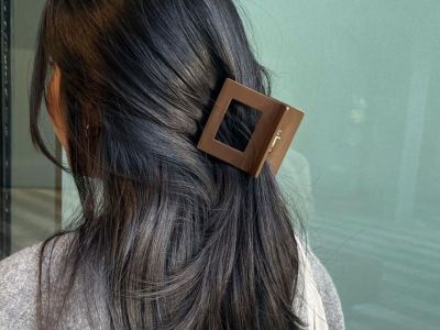 3 εύκολα TikTok hacks για να δώσεις όγκο στα λεπτά μαλλιά