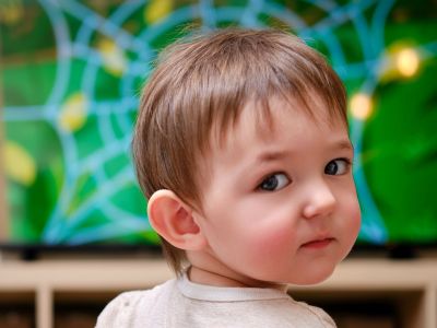 Όταν το νήπιο έχει υπερένταση λόγω της τηλεόρασης